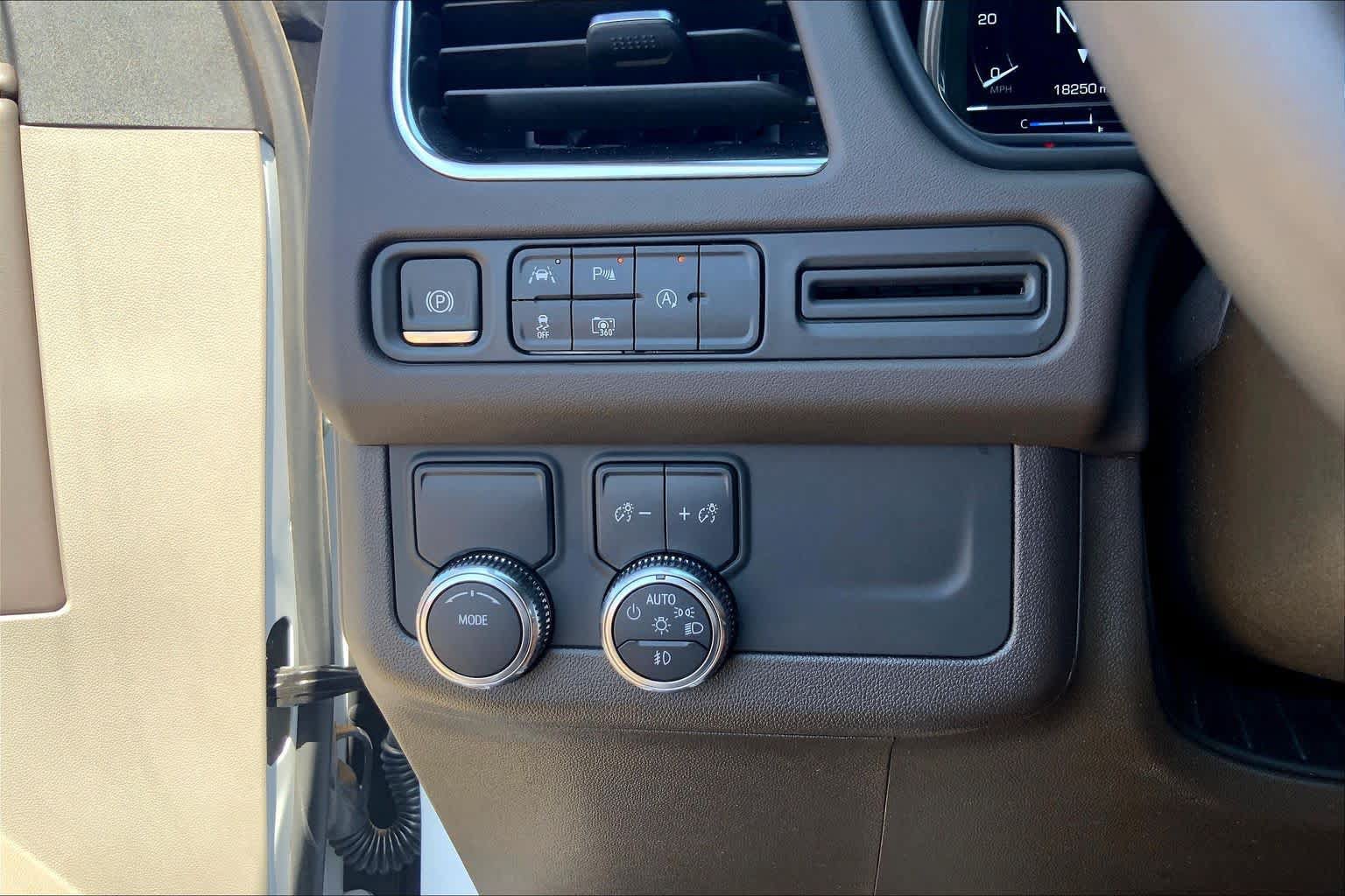Used 2024 GMC Yukon XL SLT w/ SLT Luxury Package RWD image 36