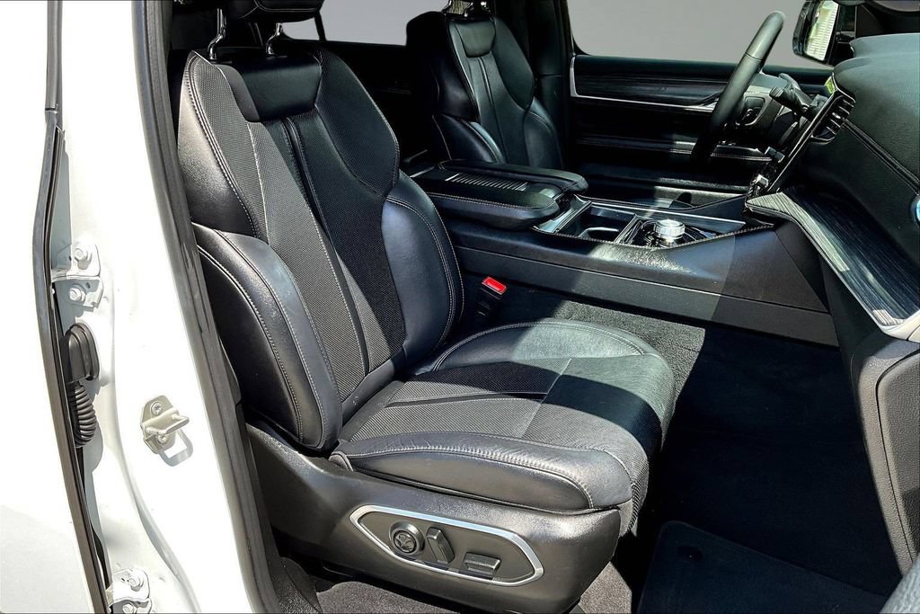 Used 2024 Jeep Wagoneer L Series II w/ Flexible Seating Group AWD/4WD image 27