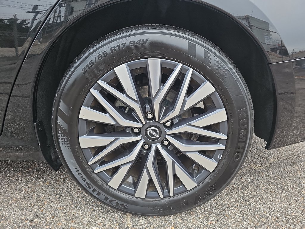 Used 2025 Nissan Altima 2.5 SV FWD image 31