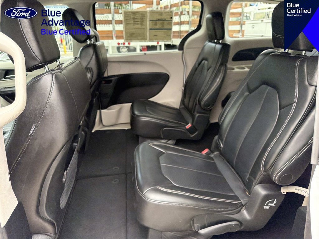 Used 2023 Chrysler Pacifica Touring-L FWD image 13