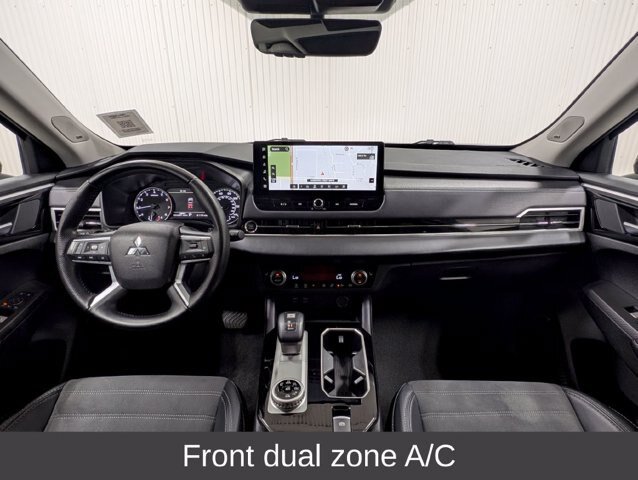 Used 2025 Mitsubishi Outlander SE AWD/4WD image 3