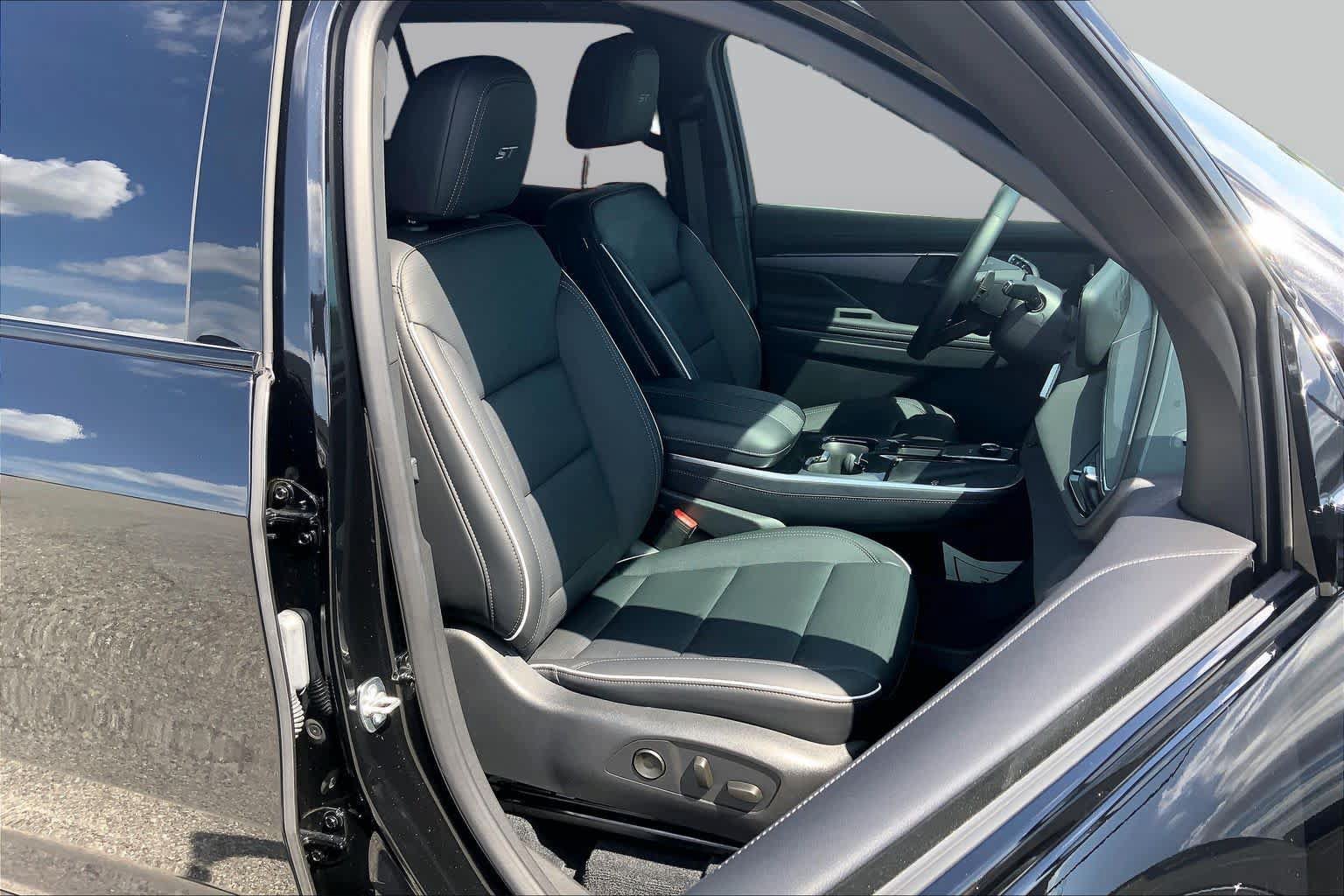 Used 2025 Buick Enclave Sport Touring w/ Power Package FWD image 8