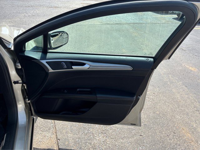 Certified 2018 Ford Fusion SE w/ Fusion SE Technology Package FWD image 19