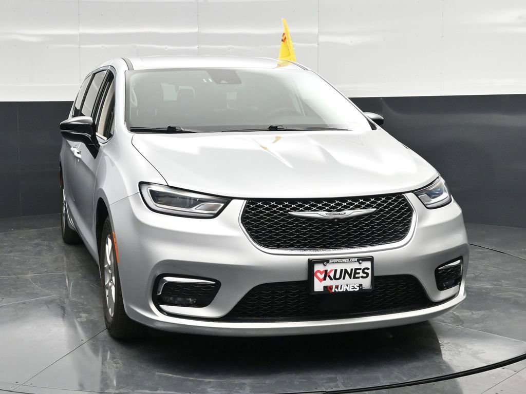 Used 2024 Chrysler Pacifica Touring-L FWD image 9