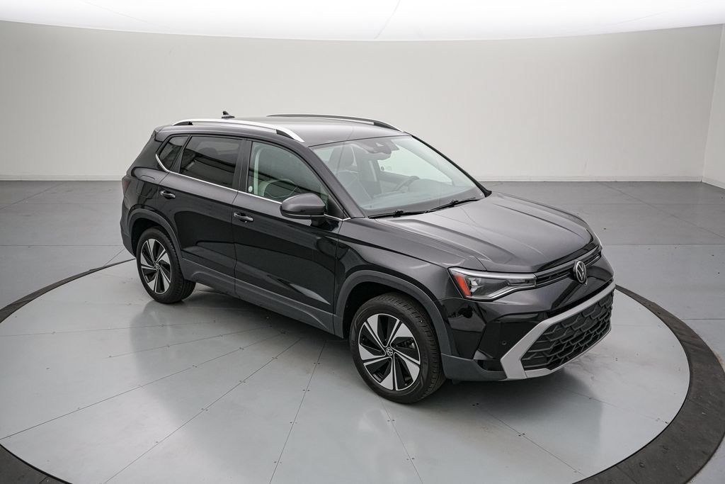 Used 2025 Volkswagen Taos SE AWD/4WD image 2