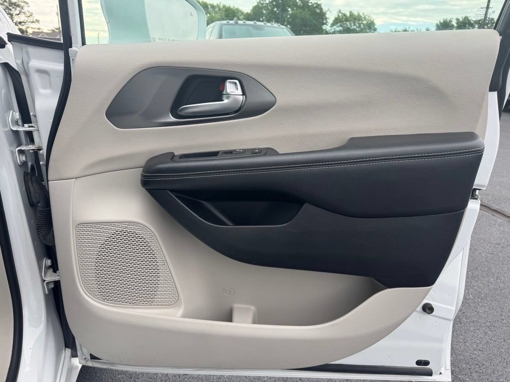 Used 2022 Chrysler Pacifica Touring-L FWD image 14