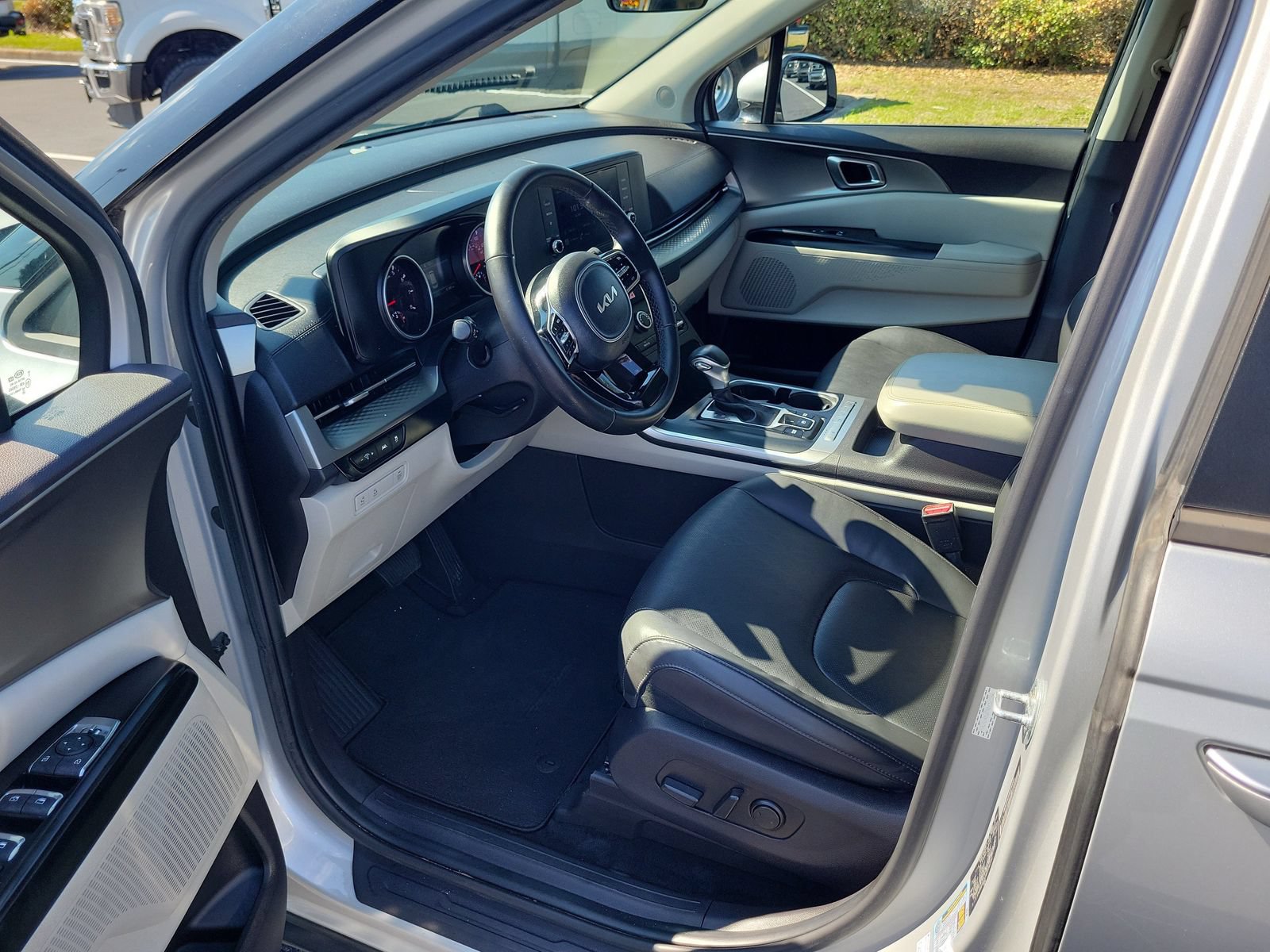 Used 2022 Kia Carnival LX FWD image 15