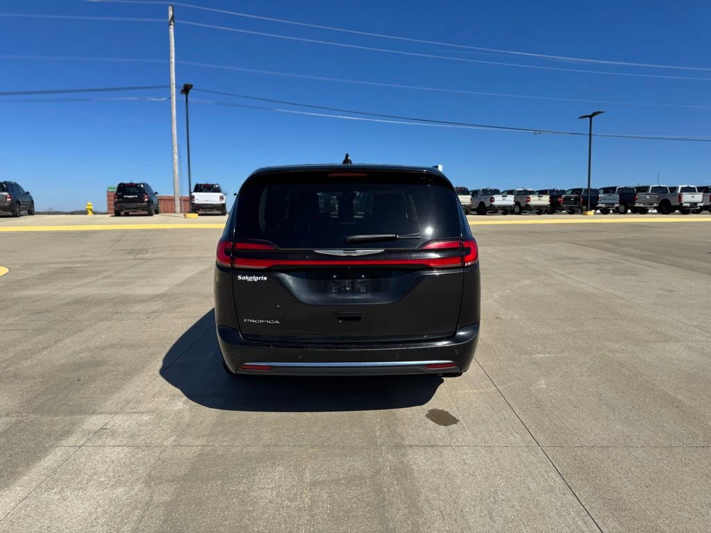 Used 2023 Chrysler Pacifica Touring-L image 4