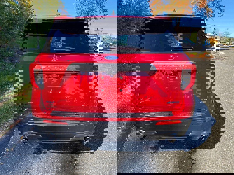 Certified 2022 Ford Explorer XLT w/ Equipment Group 202A image 4