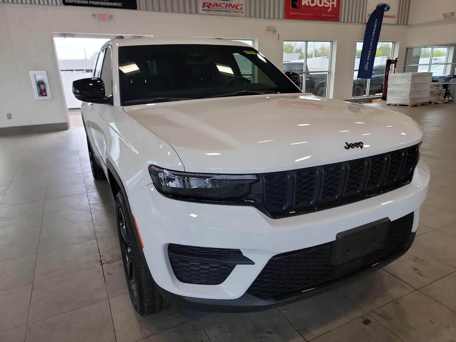 Used 2023 Jeep Grand Cherokee Altitude AWD/4WD image 4