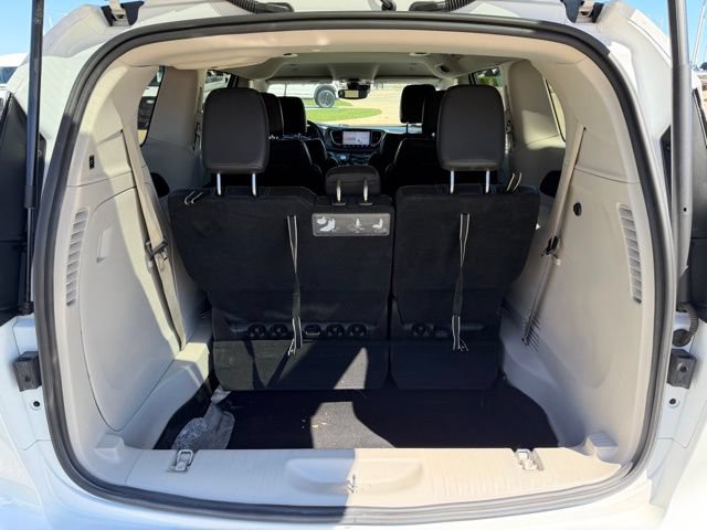Used 2021 Chrysler Pacifica Touring-L FWD image 8
