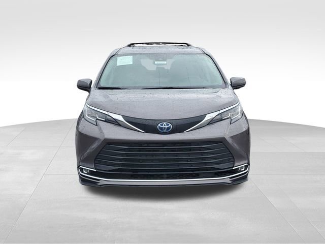 Used 2023 Toyota Sienna XLE image 7