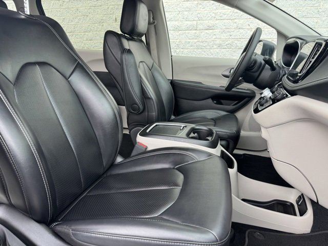 Used 2023 Chrysler Pacifica Touring-L image 17