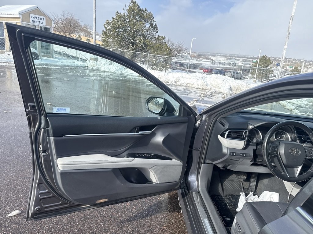 Used 2018 Toyota Camry XLE image 9