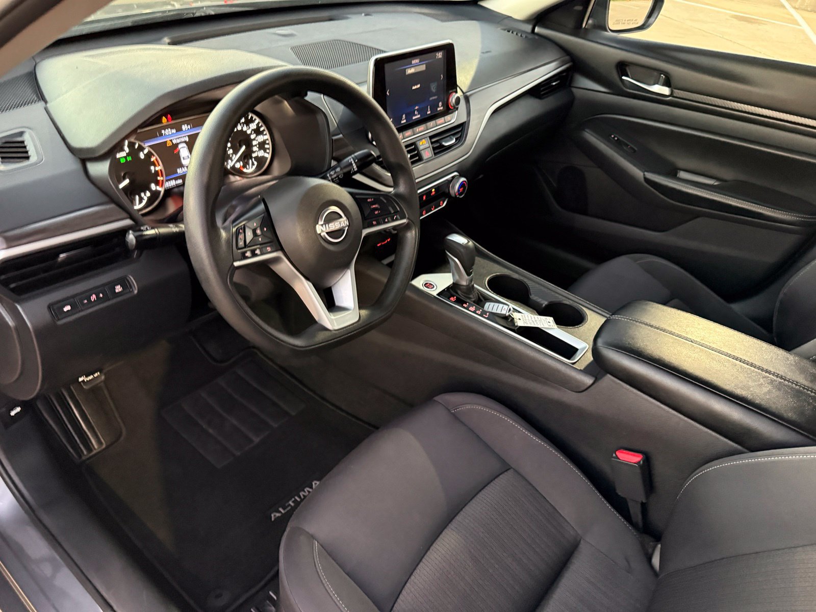 Used 2025 Nissan Altima 2.5 SV FWD image 9