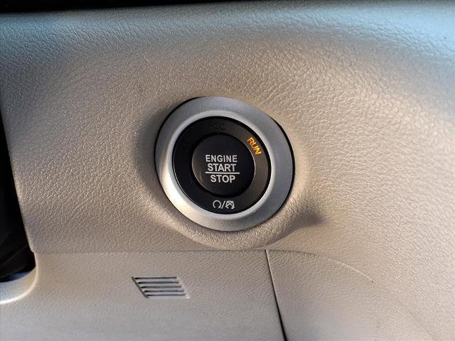 Used 2024 Chrysler Pacifica Touring-L image 16