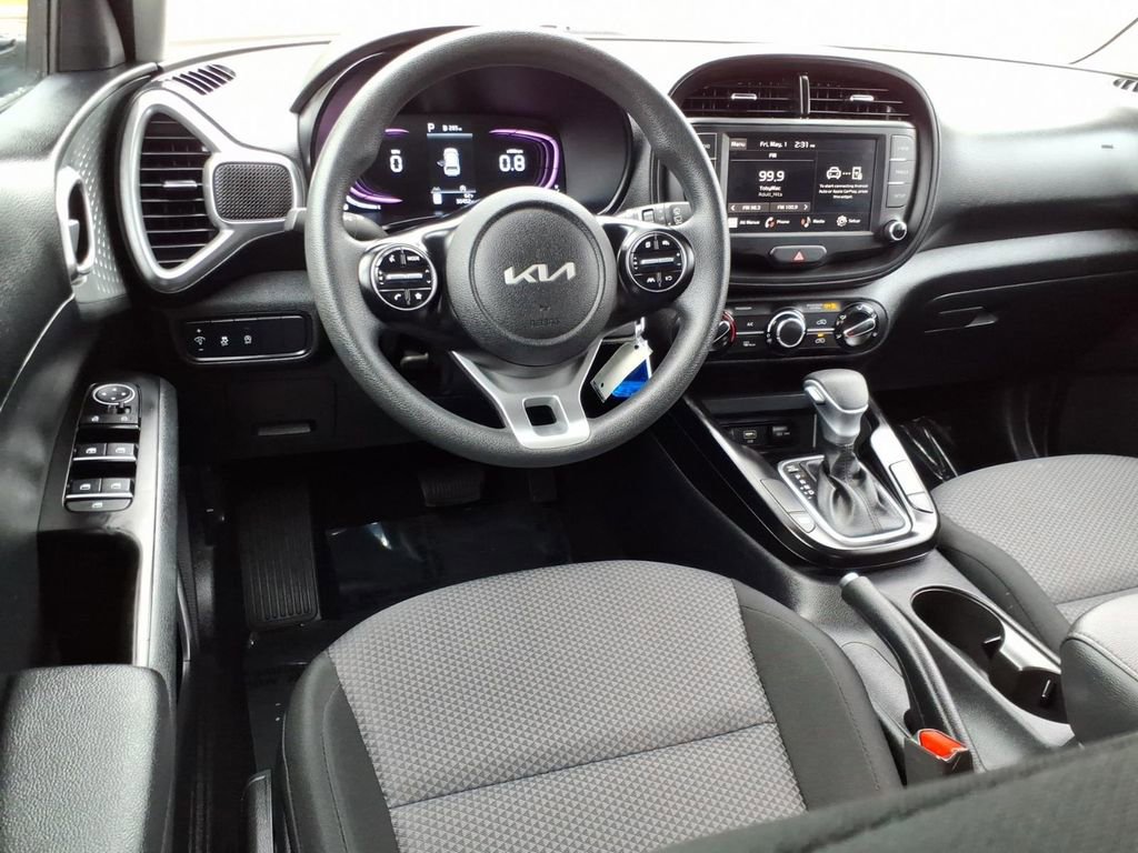 Used 2025 Kia Soul LX w/ LX Technology Package FWD image 11