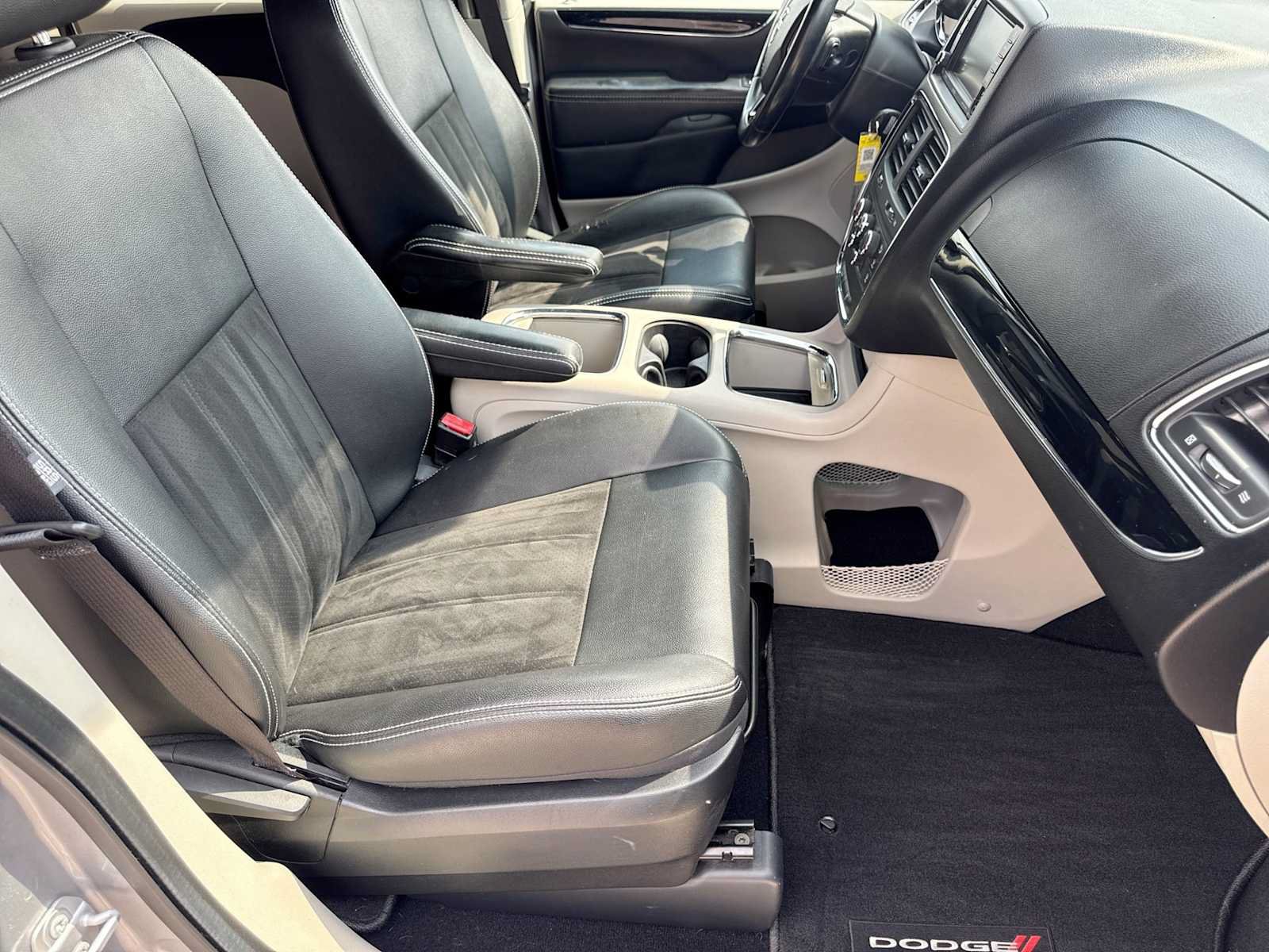 Used 2019 Dodge Grand Caravan SXT w/ Rear Park Assist Package FWD image 22