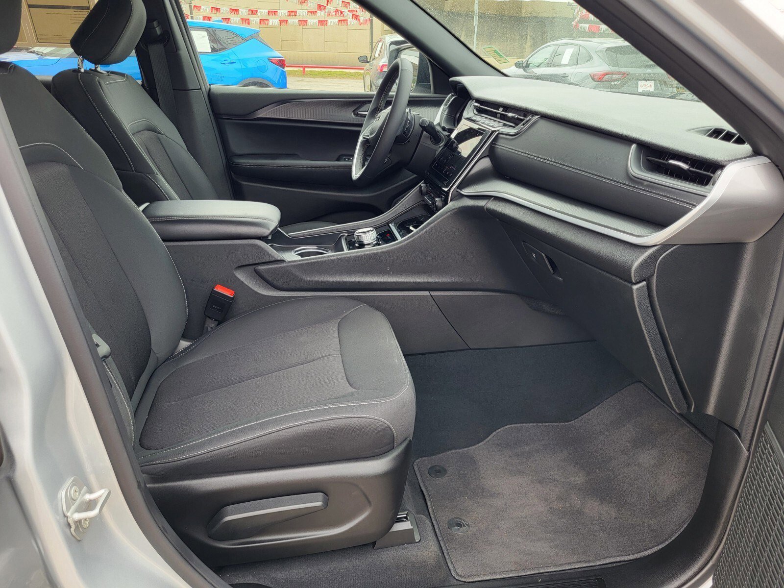 Used 2025 Jeep Grand Cherokee L Laredo image 12