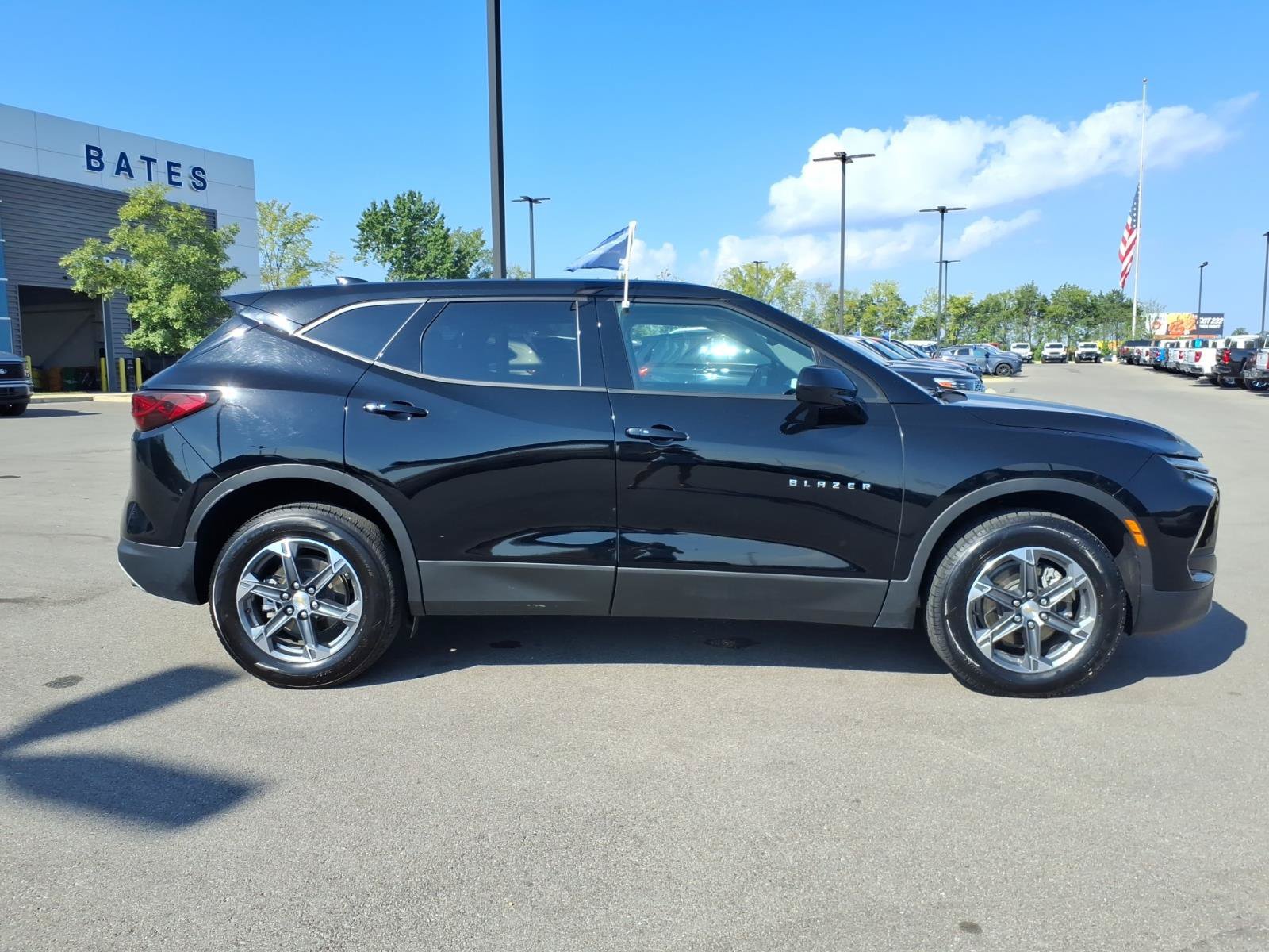 Used 2025 Chevrolet Blazer LT AWD/4WD image 2
