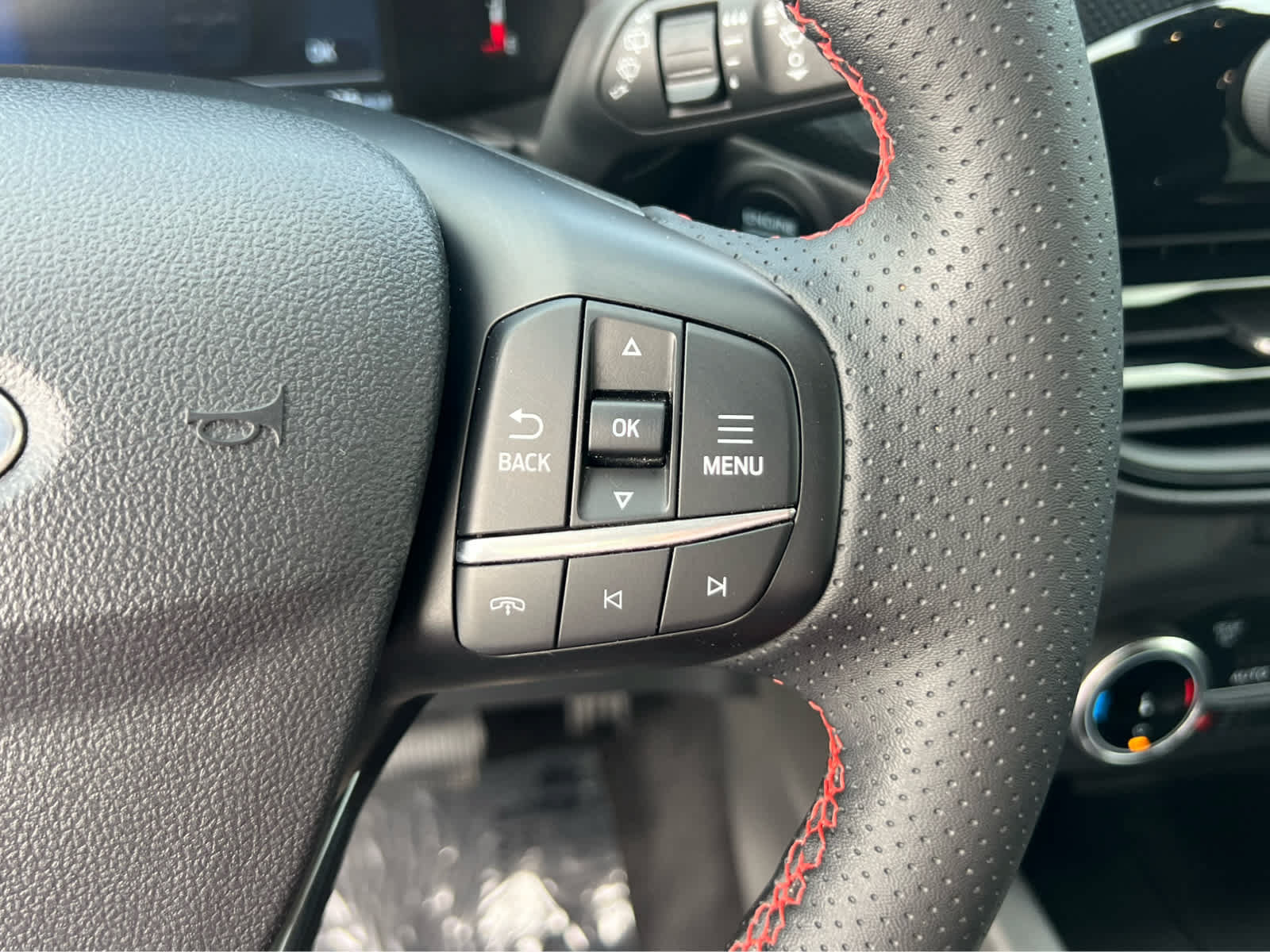 Certified 2025 Ford Escape ST-Line Select AWD/4WD image 36