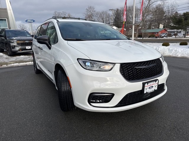 Used 2023 Chrysler Pacifica Touring-L w/ Road Tripper Package image 4