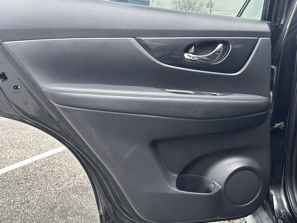 Used 2018 Nissan Rogue SV w/ Premium Package image 13