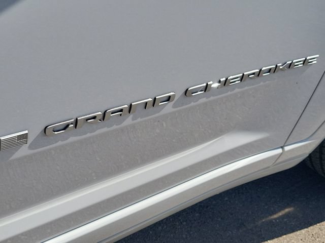 Used 2024 Jeep Grand Cherokee Overland AWD/4WD image 13