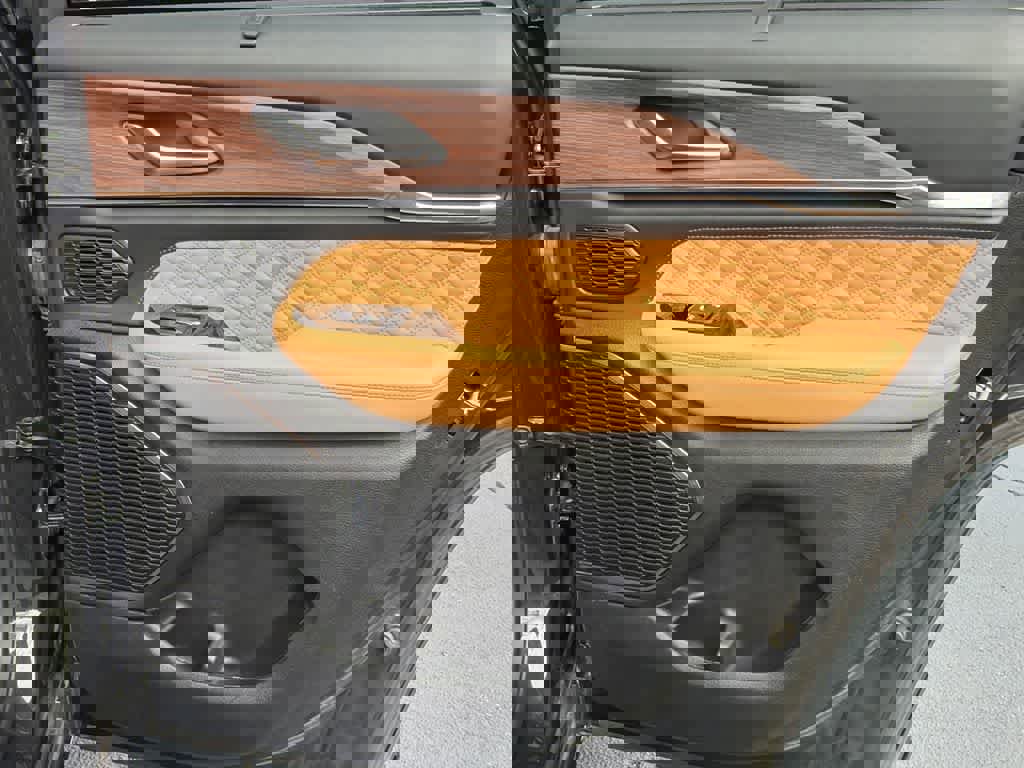 Used 2023 Jeep Grand Cherokee Summit w/ Luxury Tech Group V image 15