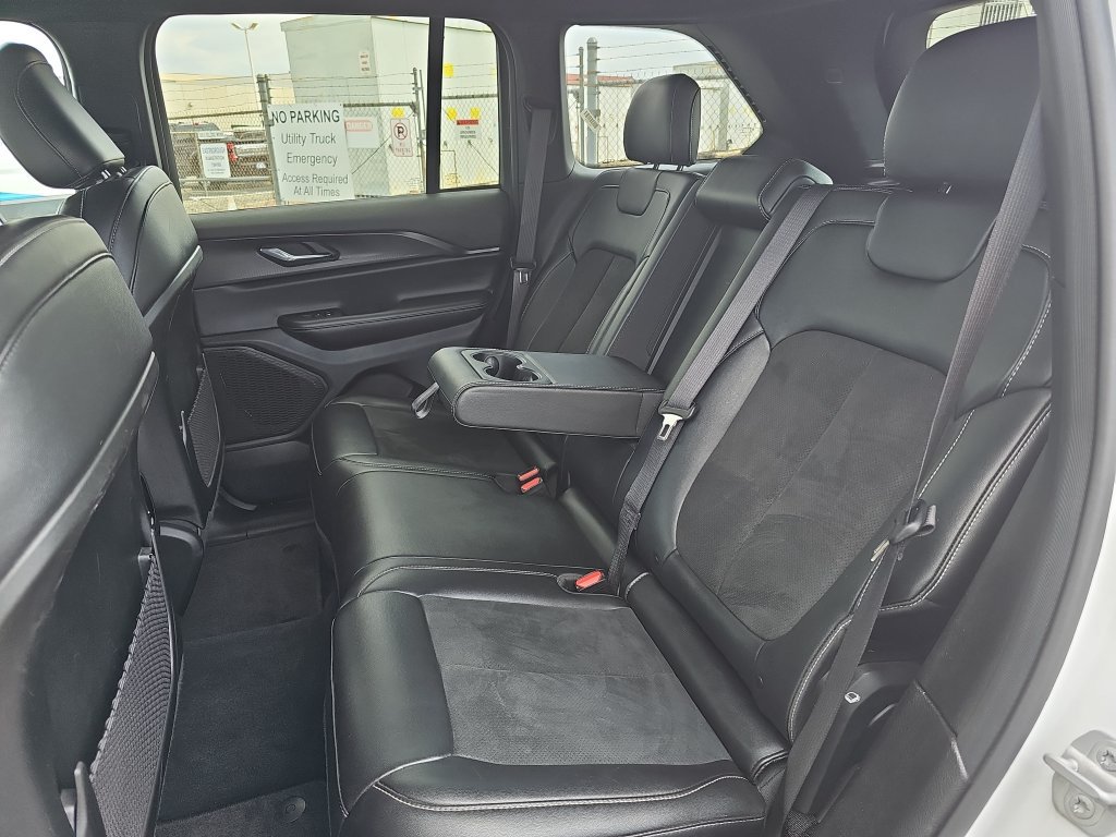 Used 2025 Jeep Grand Cherokee Altitude AWD/4WD image 14