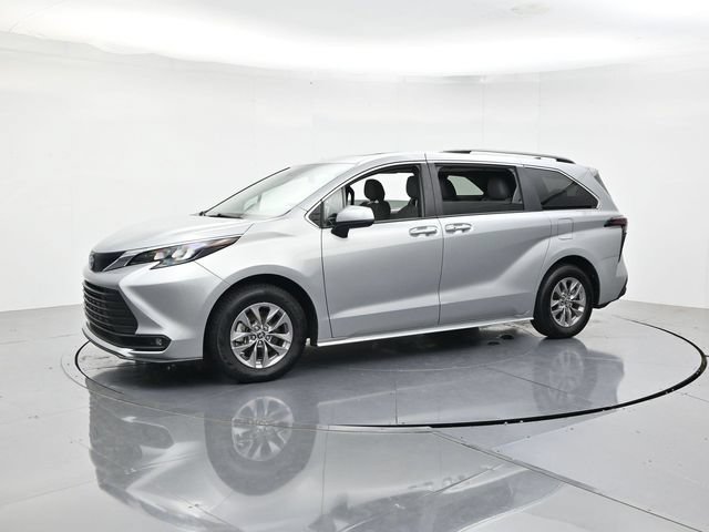Used 2025 Toyota Sienna XLE FWD image 5