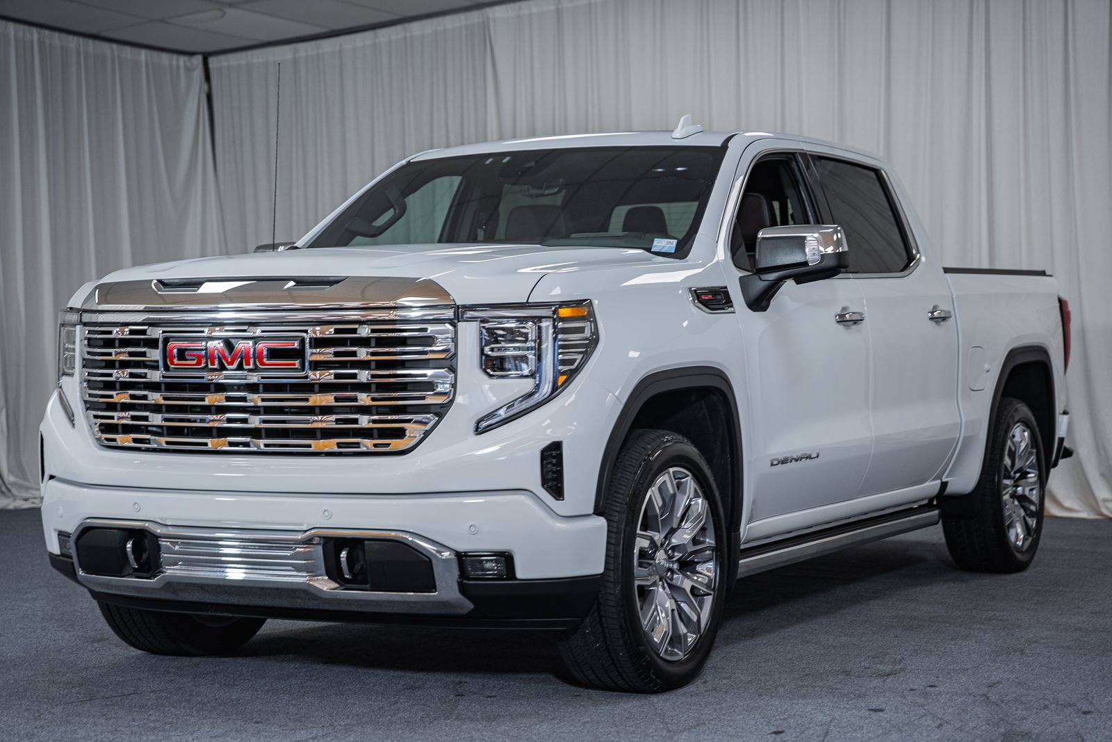 Used 2023 GMC Sierra 1500 Denali w/ Denali Reserve Package AWD/4WD image 3