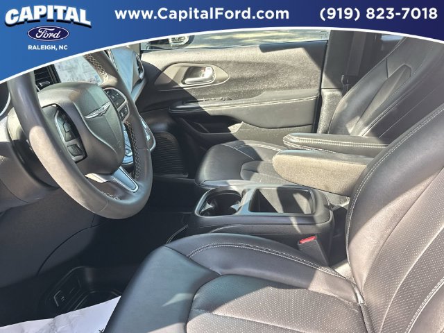 Used 2025 Chrysler Pacifica Select FWD image 19