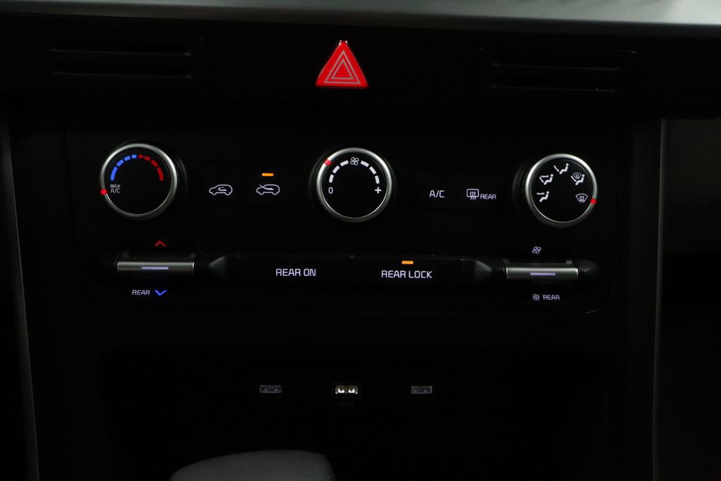 Used 2024 Kia Carnival LX image 30