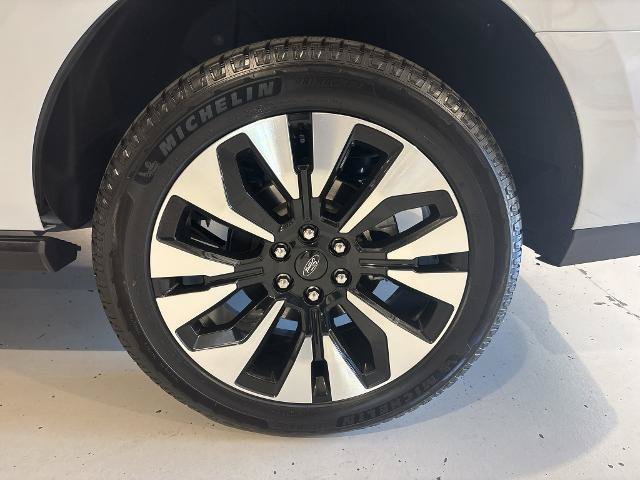 Certified 2025 Ford Expedition Platinum w/ Driver's Package AWD/4WD image 9