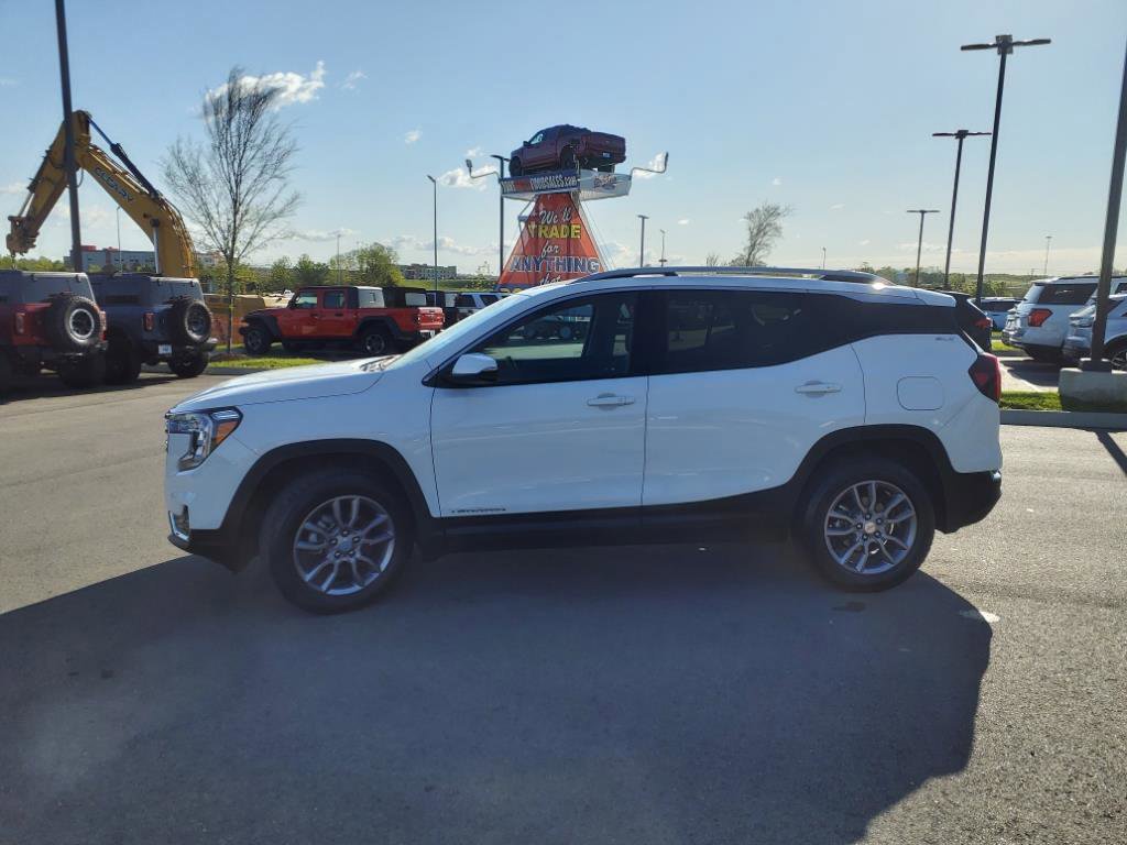 Used 2023 GMC Terrain SLT image 2