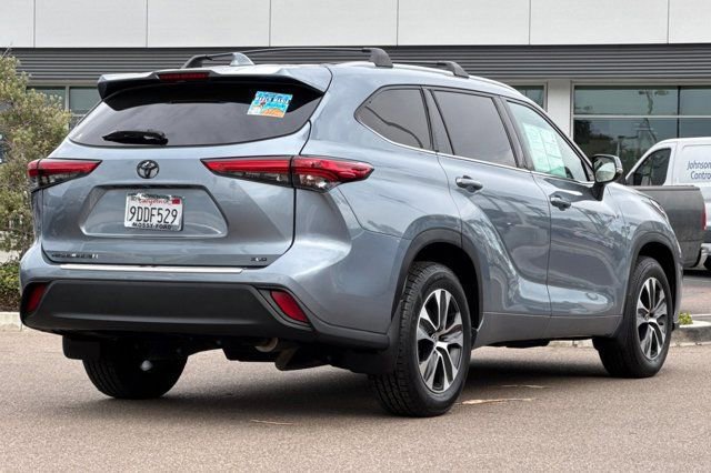 Used 2022 Toyota Highlander XLE image 3
