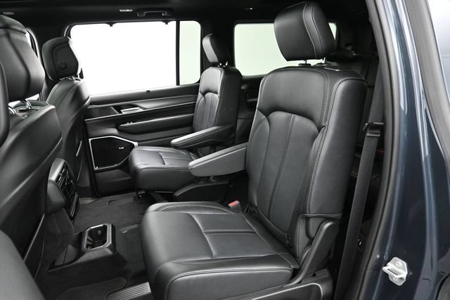 Used 2025 Jeep Wagoneer Series III w/ Premium Group I AWD/4WD image 29