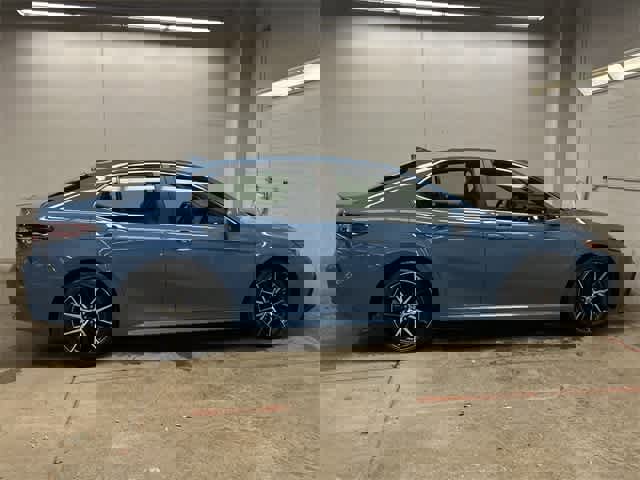 Used 2023 Toyota Camry SE image 3