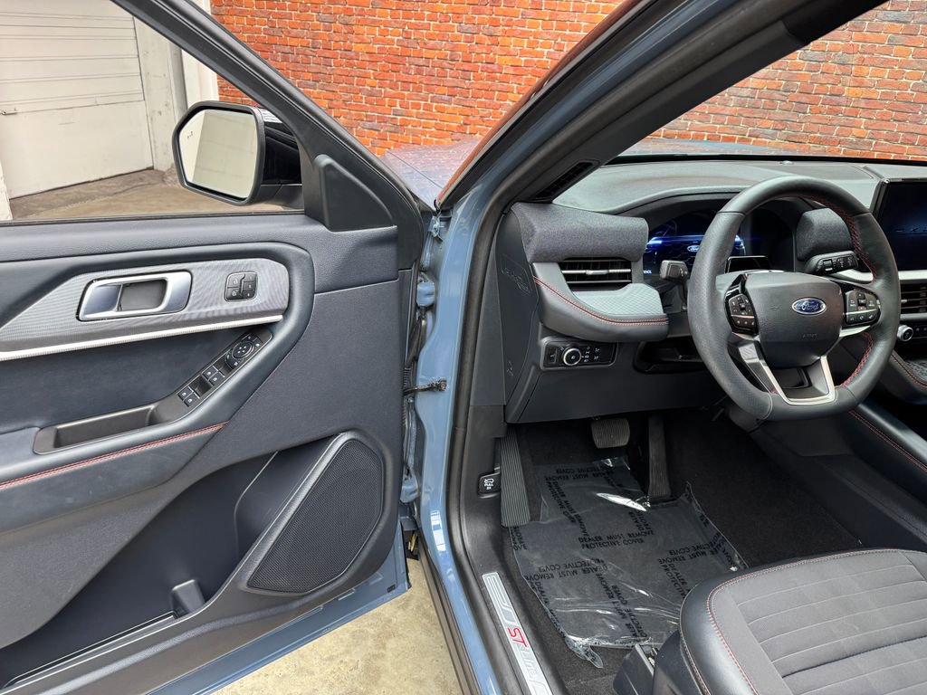 Certified 2025 Ford Explorer ST-Line w/ Premium Package AWD/4WD image 9
