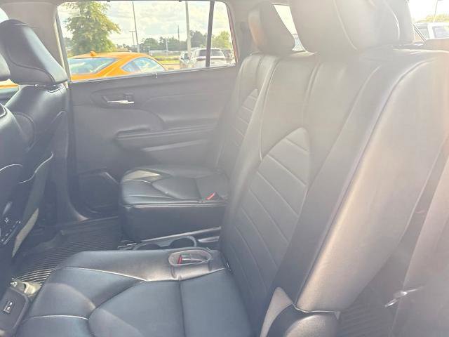 Used 2022 Toyota Highlander XLE FWD image 26