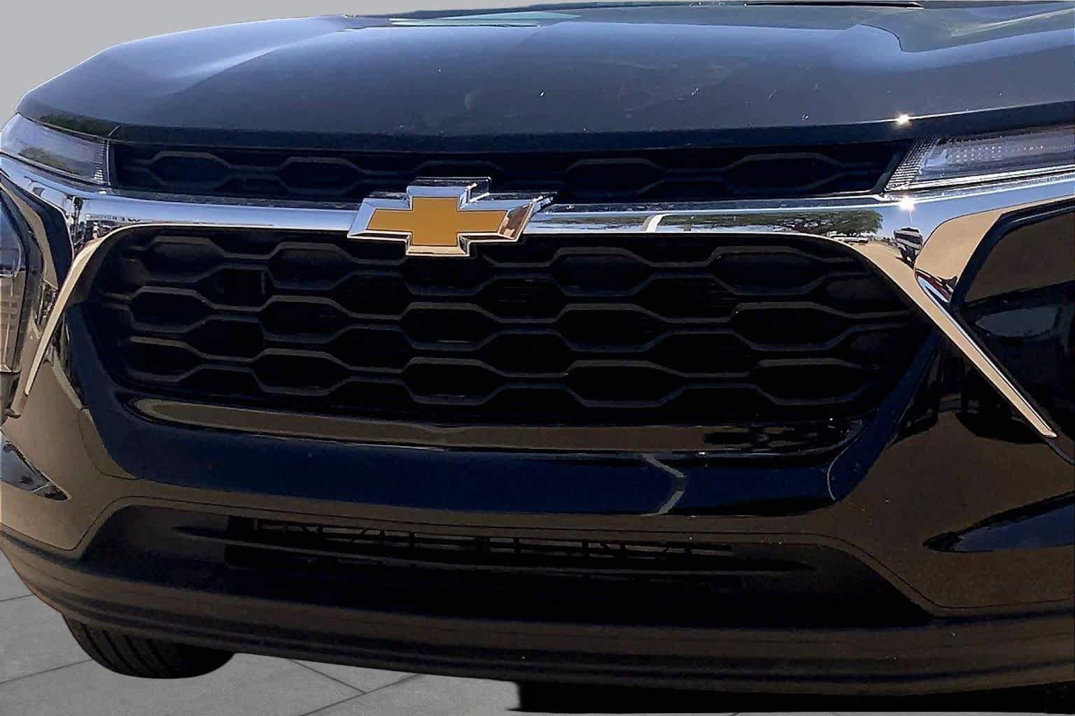 Used 2025 Chevrolet Trax LS FWD image 30