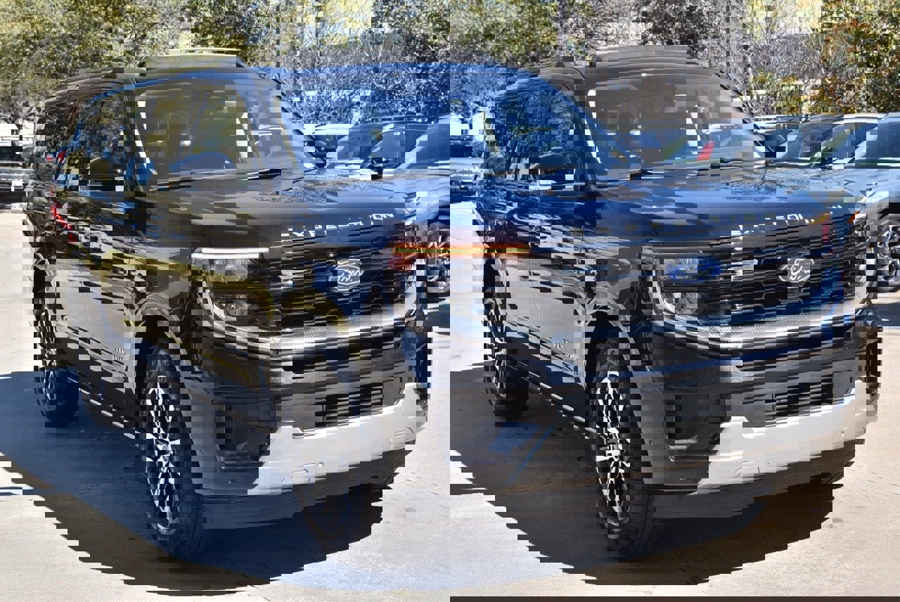 Certified 2025 Ford Expedition Max Platinum image 4