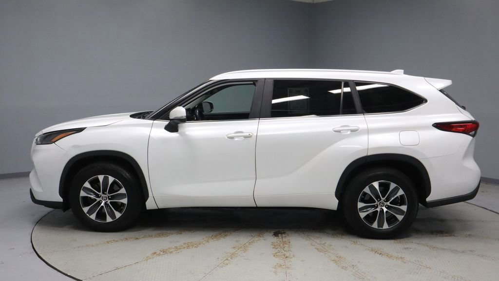 Used 2023 Toyota Highlander XLE FWD image 7