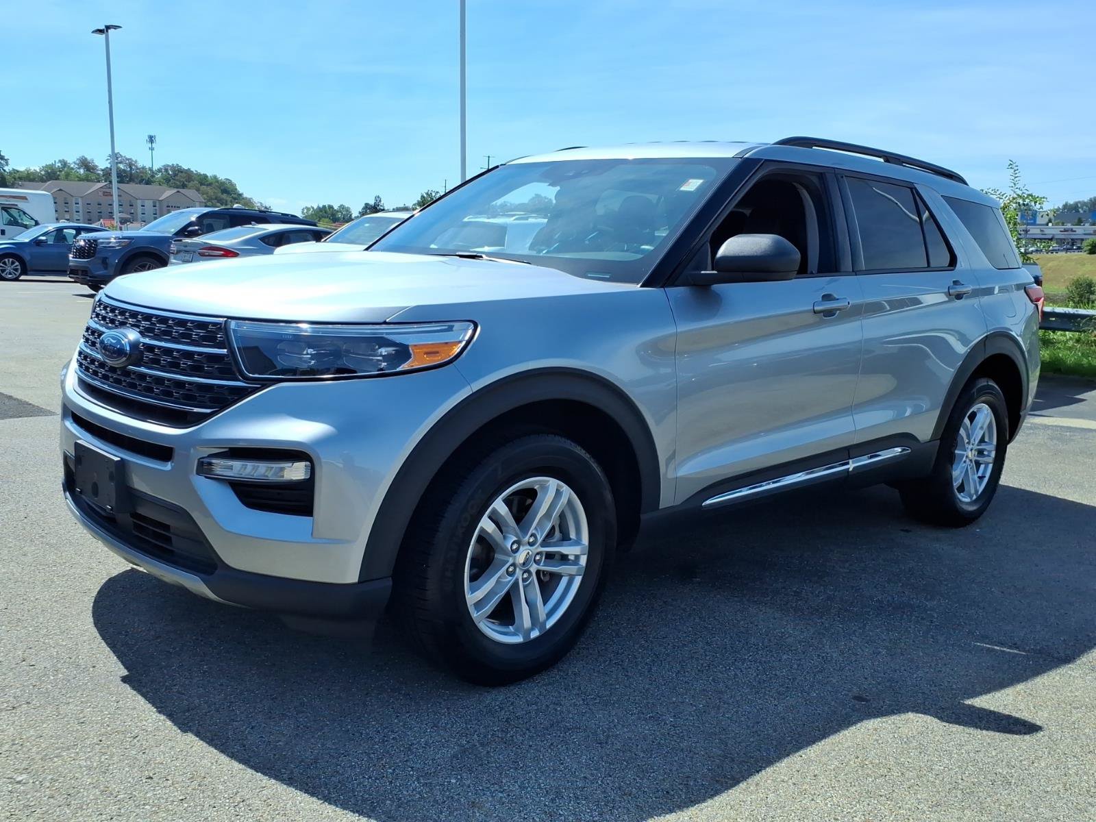 Certified 2023 Ford Explorer XLT w/ Equipment Group 202A AWD/4WD image 3