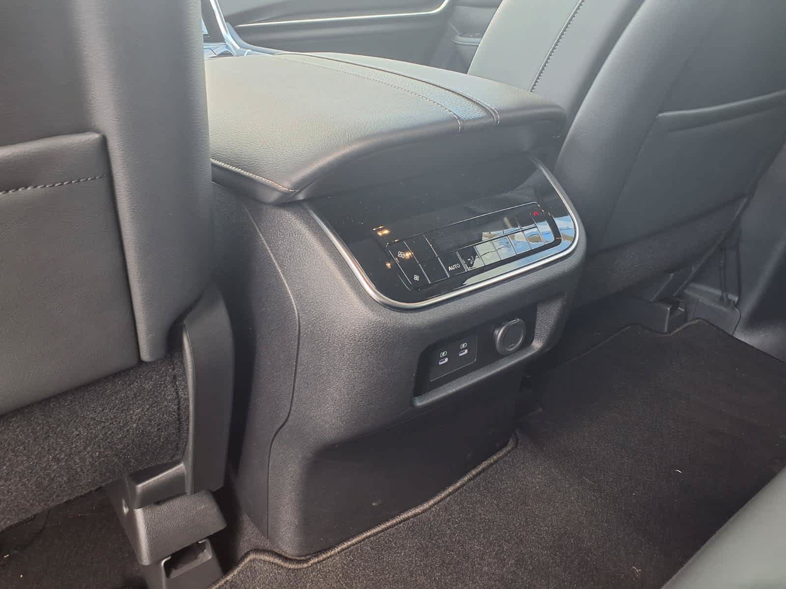 Used 2025 Nissan Armada SV AWD/4WD image 18