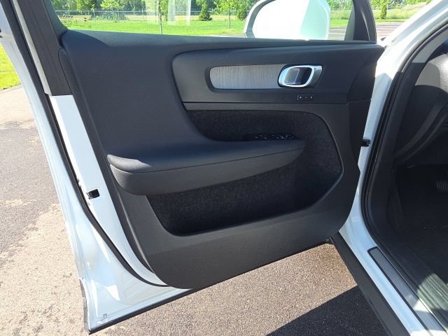 Used 2023 Volvo XC40 B5 Plus AWD/4WD image 25