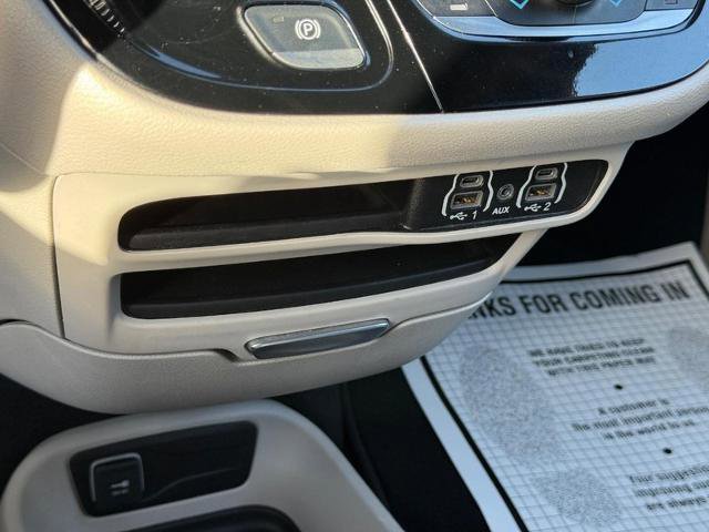 Used 2024 Chrysler Pacifica Touring-L FWD image 21