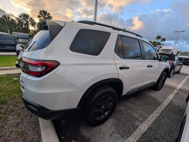 Used 2025 Honda Pilot TrailSport image 14