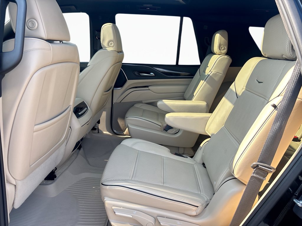 Used 2023 Cadillac Escalade Premium Luxury w/ Performance Package AWD/4WD image 17